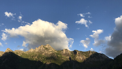 nubi che sfiorano le creste