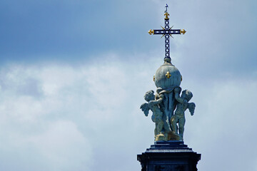 Fototapeta na wymiar Sculpture des anges sur le toit de l'hôtel dieu à Lyon