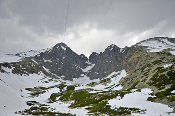widok na Tatry z gondoli podczas wjazdu na szczyt