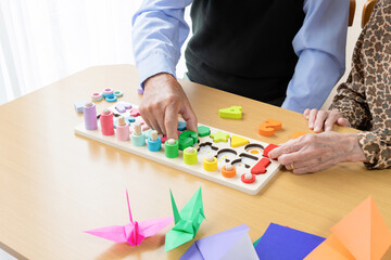 作業療法でリハビリする老人