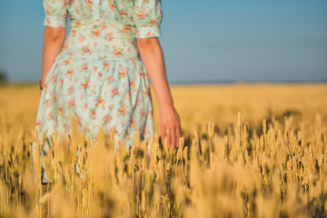 Fototapeta na wymiar woman in a field