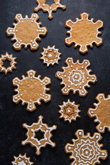 Obraz na płótnie Canvas Gingerbread snowflakes cookies, Christmas cookies, biscuits on dark background.