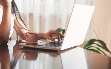  woman hand komputer  with coffee