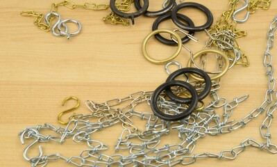 Lavoro manuale, materiali di vario tipo : catene, ganci, anelli metallici di vario colore