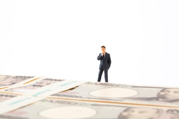 札束を見るビジネスマンフィギア