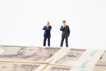 札束を見るビジネスマンフィギア