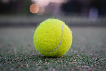 pelota de tenis sobre cesped sintetico de cancha de padle 