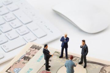 投資を考えるビジネスマンのフィギア