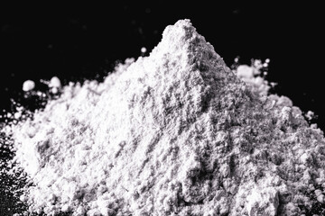 Powdered dolomite. It is a mineral with a clay-like texture and is rich in calcium and magnesium. Derived from limestone rocks, in powders it is used in beauty treatments