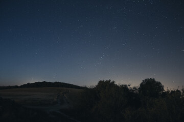 Obraz na płótnie Canvas Paysage de Campagne lors d'une nuit Sombre avant Heure Bleue Avec Un Ciel étoilé en Été