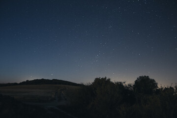 Paysage de Campagne lors d'une nuit Sombre avant Heure Bleue Avec Un Ciel étoilé en Été