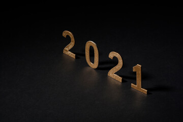 Año nuevo de 2021 en letras doradas sobre fondo negro