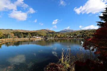 Naklejka premium 蓼科湖 紅葉と雪景色