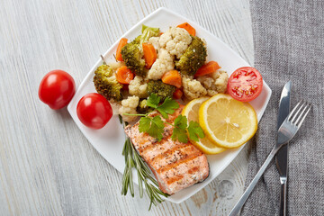 Grilled salmon with vegetables