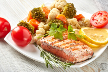 Grilled salmon with vegetables