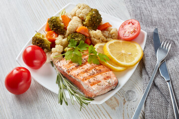 Grilled salmon with vegetables