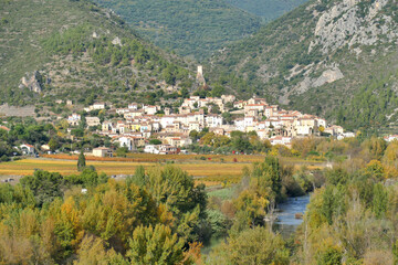 Fototapeta na wymiar Le village de Roquebrun au bord de l’Orb