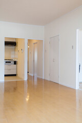 リビングルームから見たキッチンと廊下