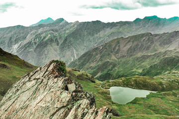 Lac en contrebas d'une chaîne de montagne dans les Pyrénées vue d'une falaise en altitude