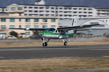 離陸する小型機 © Paylessimages