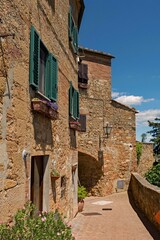 Straße in der Altstadt von Pienza in der Toskana in Italien