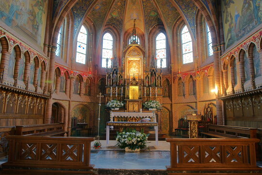 Polska - Mazury - Warmia. Gietrzwałd. Sanktuarium Maryjne. Prezbiterium.