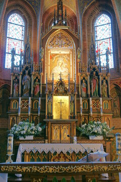 Polska - Mazury - Warmia - Gietrzwałd. Sanktuarium Maryjne. Ołtarz i tabernakulum.