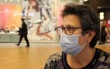 Mascherina protettiva nel centro commerciale per difendersi dal Coronavirus