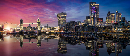 Die beleuchtete urbane Skyline mit City of London und Tower Bridge kurz nach Sonnenuntergang mit Reflexionen in der Themse, Vereinigtes Königreich
