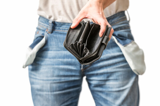 Mann mit leerer Geldbörse und leeren Taschen vor weißem Hintergrund