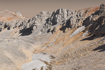 deposits of ice at the bottom of the martian canyon