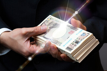 札束を掴むビジネスマン