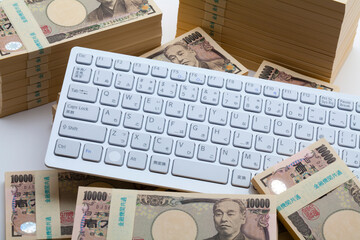 札束とキーボード
