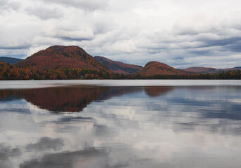 Naklejka premium Autumn lake 