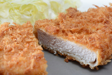 トンカツとキャベツのアップ