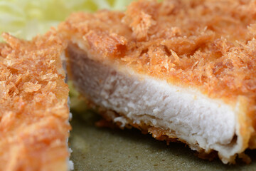 トンカツとキャベツのアップ