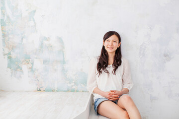 Fototapeta premium 階段に座っている女性