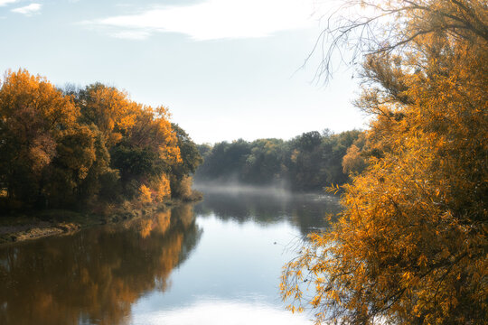 Nebel über einem Fluss im Herbst © ohenze