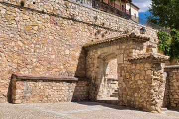 Puerta y muralla de piedra en la ciudad de Cuenca, Castilla la Mancha