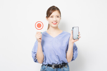 スマホを持つ若い女性