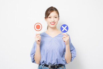 OKとNGのプラカードを持つ女性