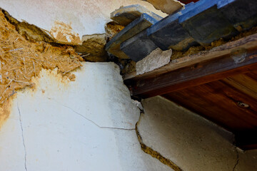 土蔵の崩れた土壁
