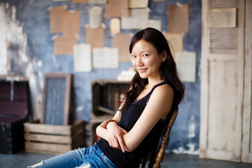 室内で椅子に座っている女性