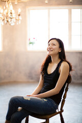 室内で椅子に座っている女性