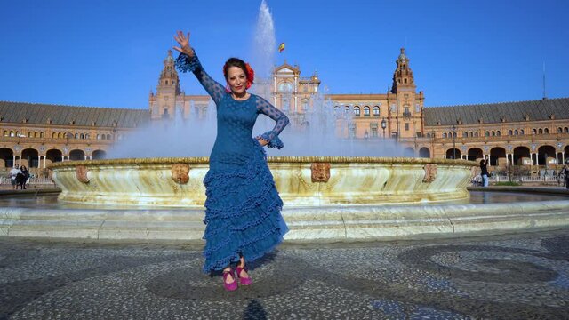 Mujer bailando flamenco en la plaza de Espa&ntilde;a de Sevilla, Andaluc&iacute;a.	
