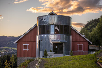 red barn and silo © Hilde Jordbruen