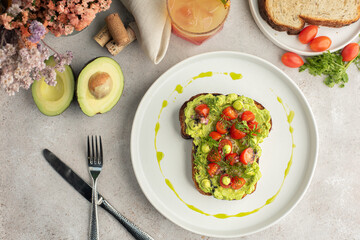 Sándwich con aguacate y tomate 