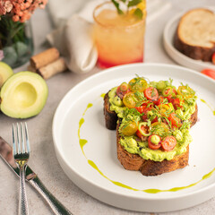 Sándwich con aguacate y tomate 