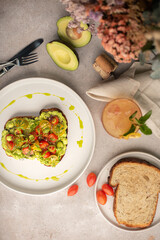 Sándwich con aguacate y tomate 