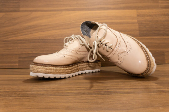Zapatos de charol color claro. Light colored patent leather shoes.